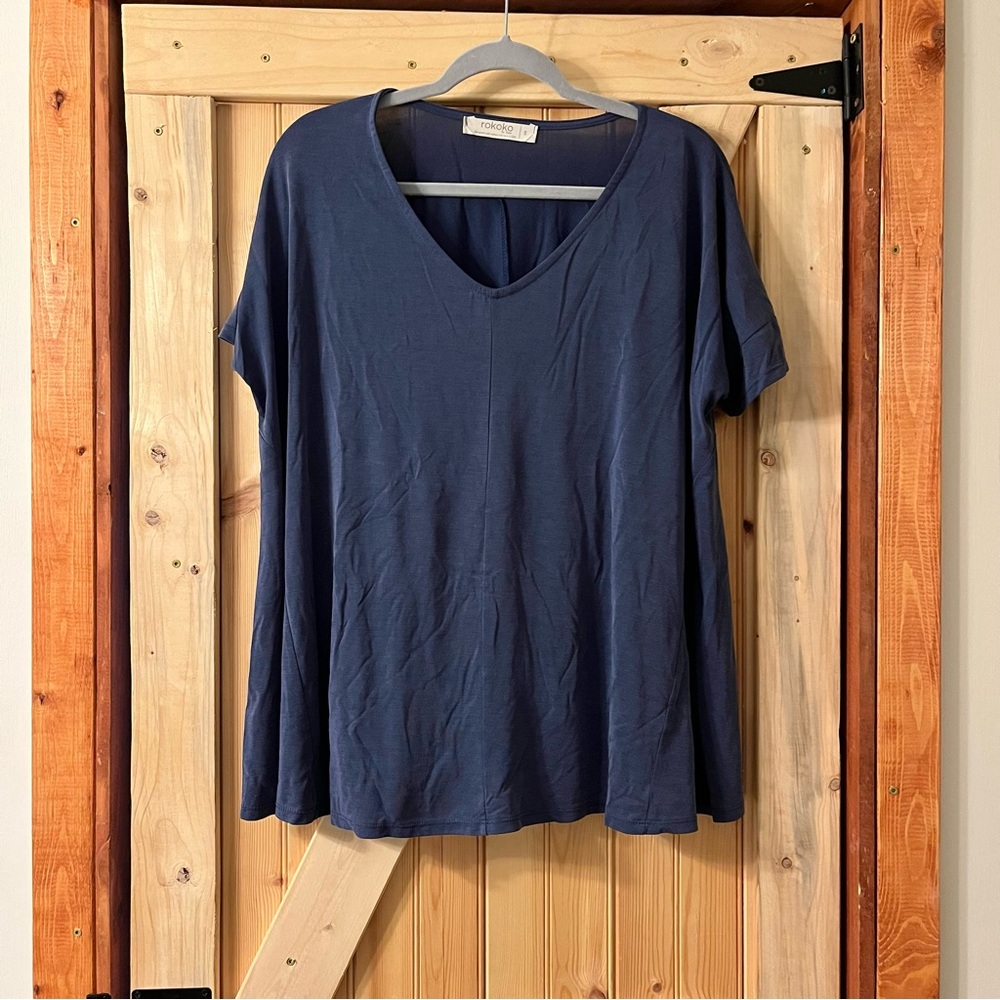 EUC✨ | Navy V-Neck Flowy Short Sleeve Top